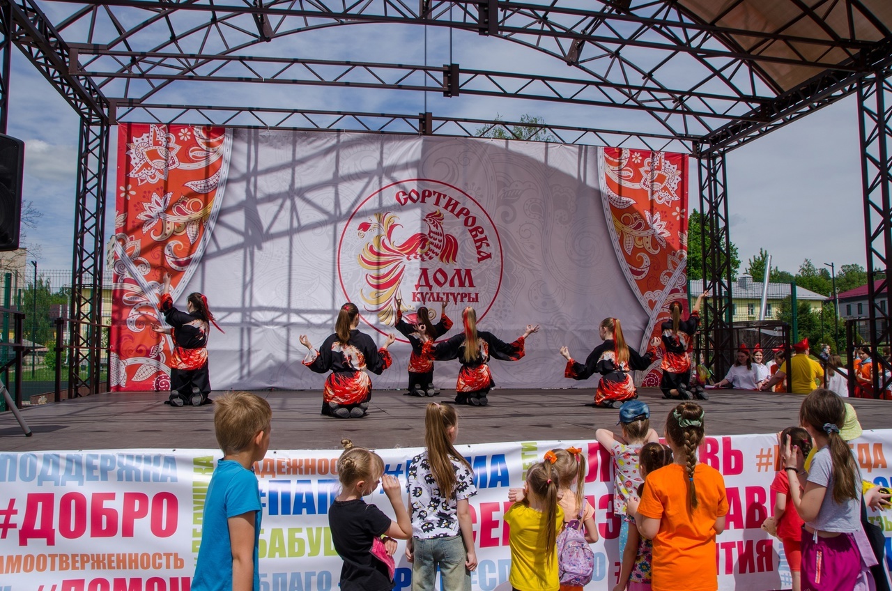 Праздничная программа &amp;quot;Детства яркая планета&amp;quot;.