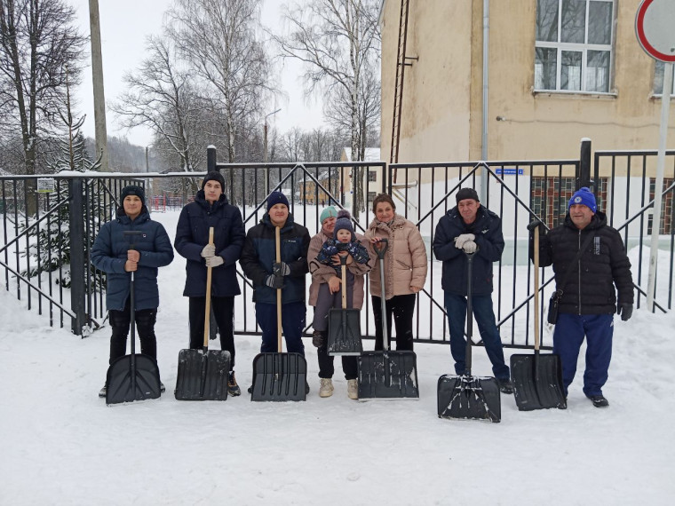 Наша школа приняла участие в общерегиональном субботнике по уборке снега.